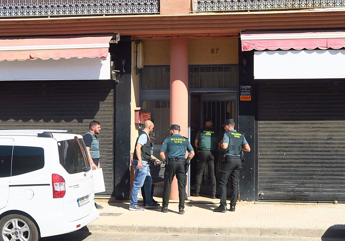 Mata a su madre en Brenes y se entrega en el cuartel de la Guardia Civil