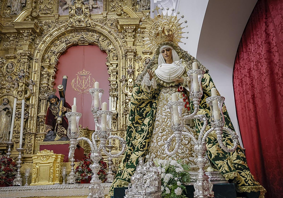 La Esperanza de Triana en sus andas de traslado para la misión