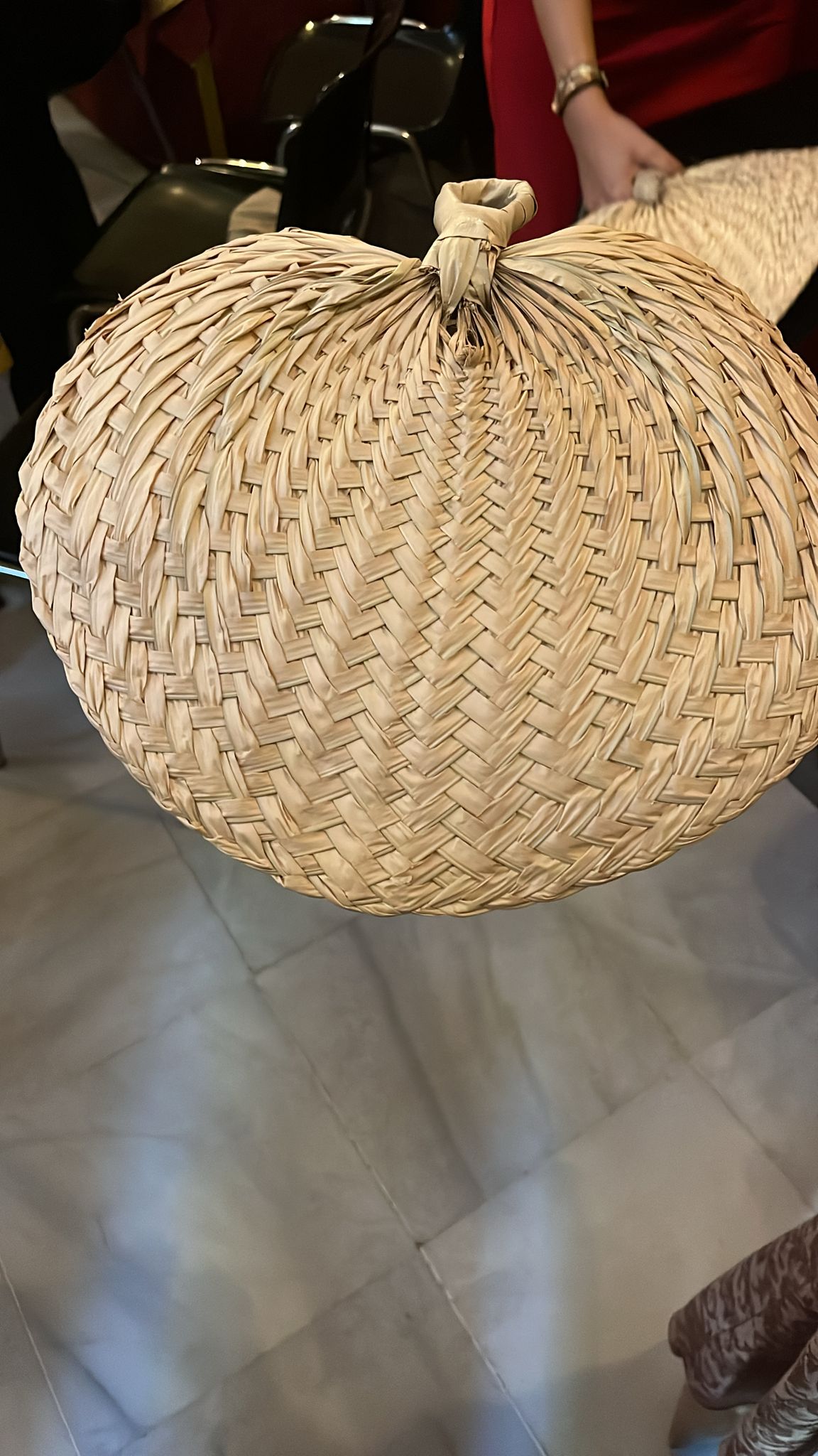 A todas las mujeres del enlace le han regalado un abanico de esparto