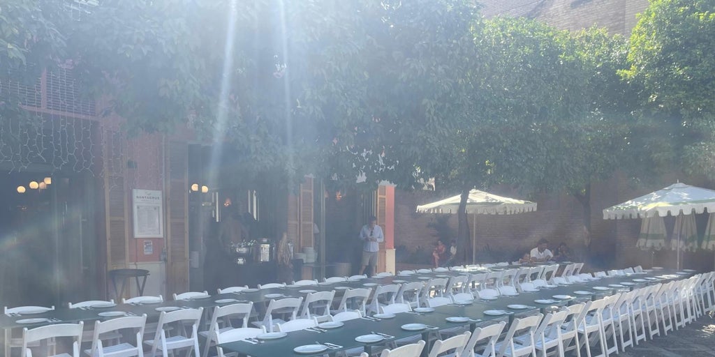 Multan a un bar de Sevilla por poner 75 sillas cuando sólo tenía autorizadas ocho para veladores