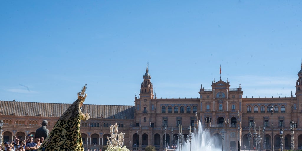Los momentos más destacados del traslado de la Esperanza de Triana a San Pío X