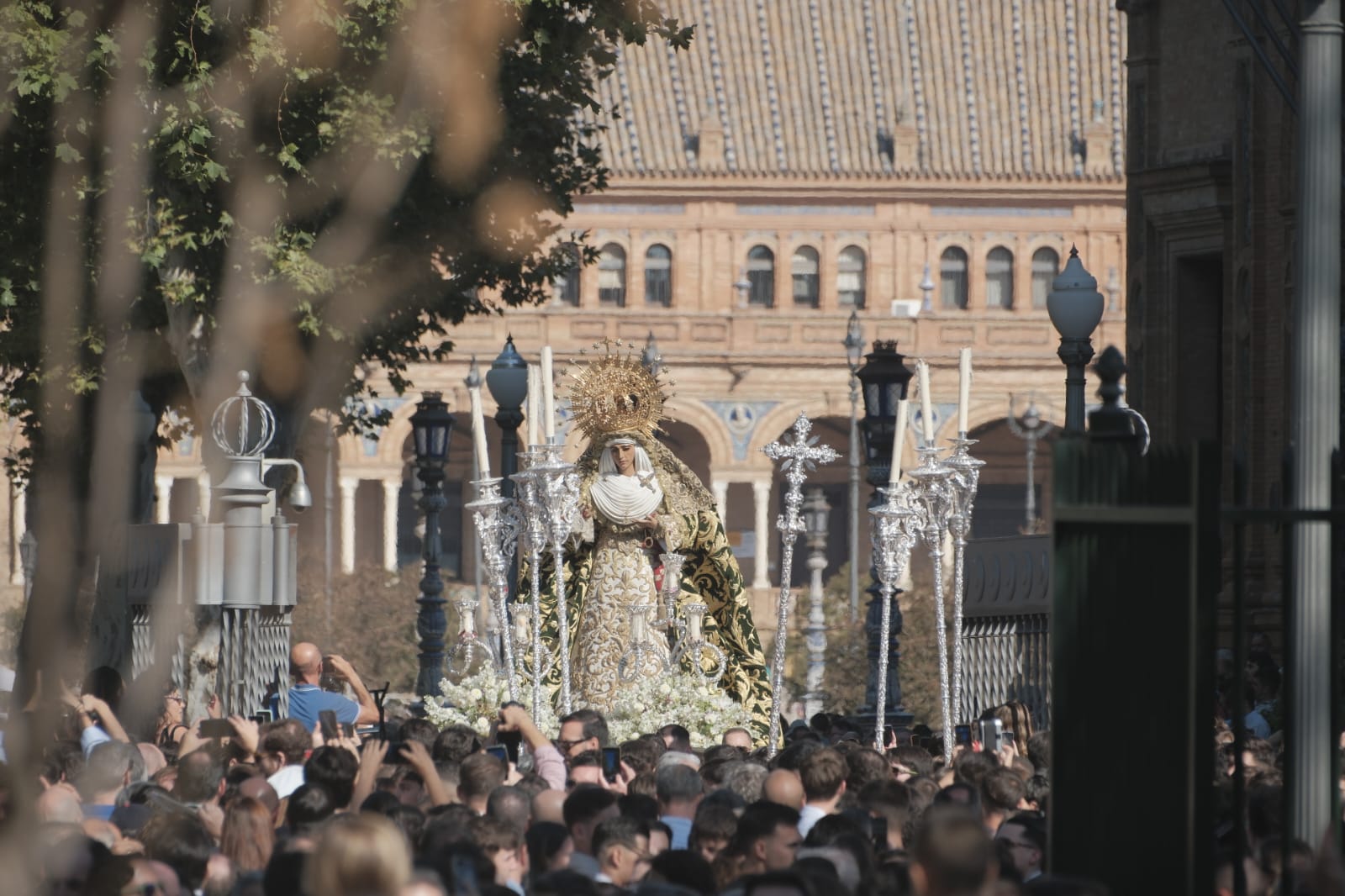 Con la Plaza de España de fondo
