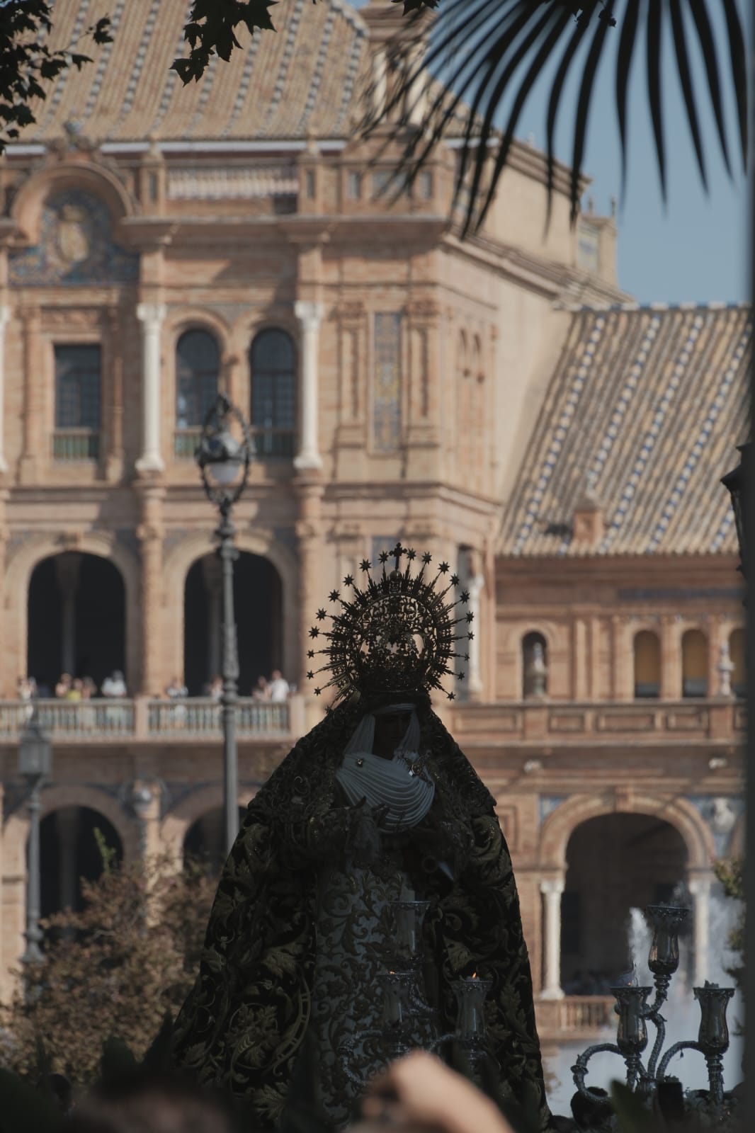 La Esperanza de Triana por la Plaza de España