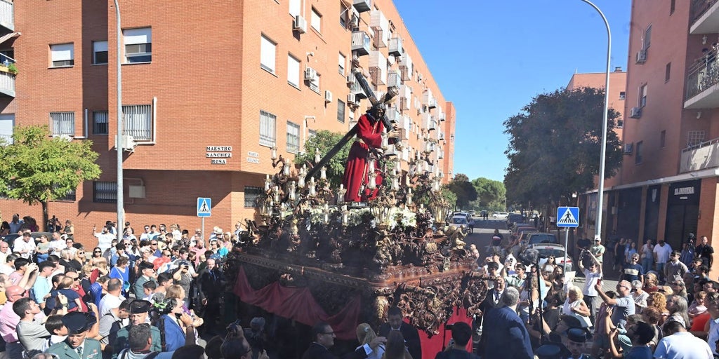 Alcosa se rinde al Señor del Divino Perdón en la procesión del 25 aniversario fundacional