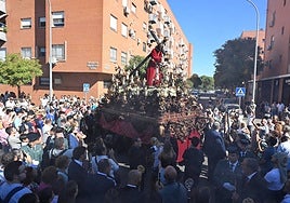 Alcosa se rinde al Señor del Divino Perdón en la procesión del 25 aniversario fundacional