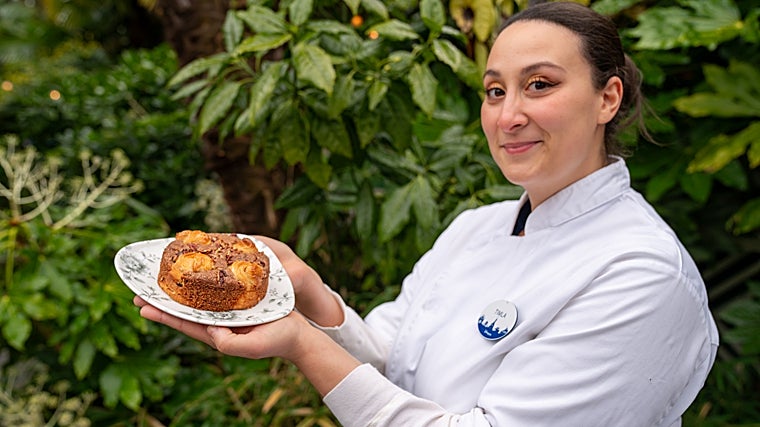 Imagen de una cocinera de Disneyland París; este es uno de los puestos que se oferta en el proceso de selección que se llevará a cabo en Sevilla