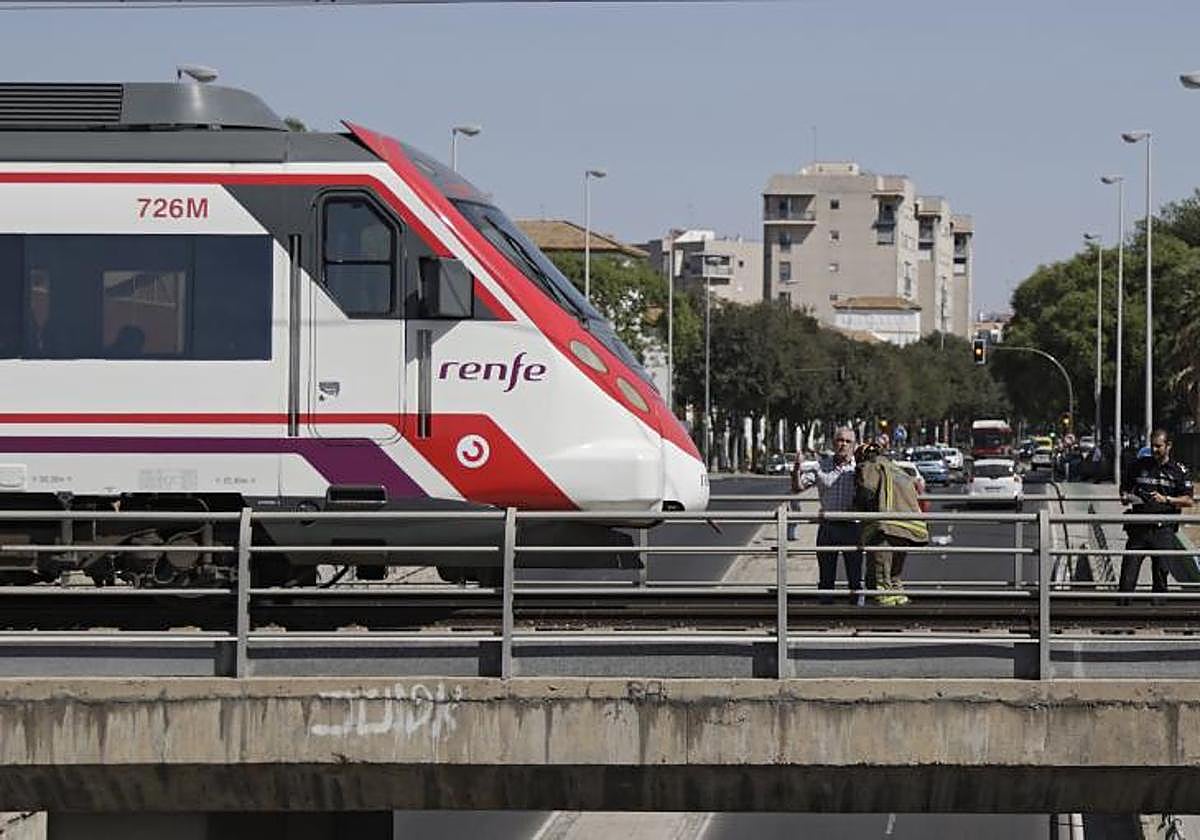 Un tren de Cercanías en Sevilla