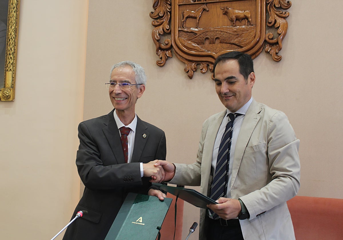 El alcalde de Utrera y el consejero de Justicia de la Junta de Andalucía en la firma del protocolo