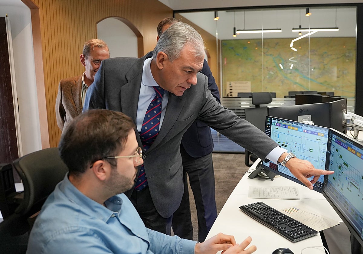 El alcalde de Sevilla, José Luis Sanz, en las oficinas de Emasesa