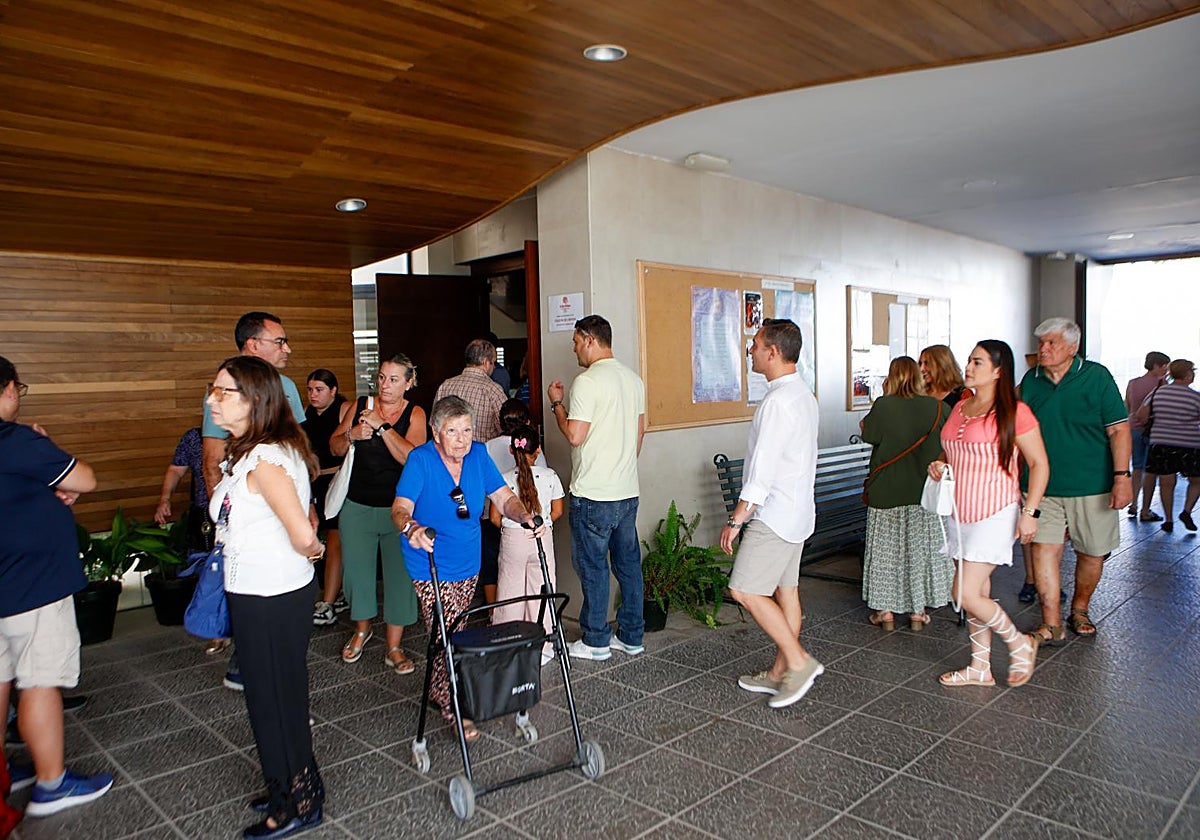 Un río de devotos entra y sale de la parroquia de San Pío X, donde está la Esperanza desde el pasado sábado