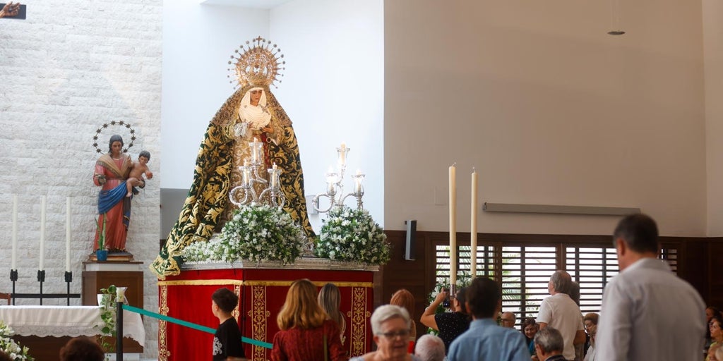 Día 1 de la Esperanza de Triana en el Polígono Sur: desayunos a los necesitados, misa y nostalgia por el reencuentro