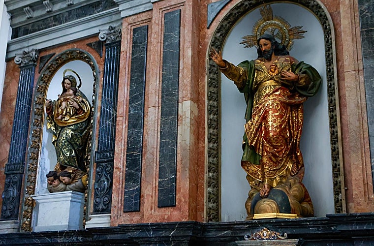 El Sagrado Corazón de Jesús y la Virgen de la Victoria en el altar mayor de los jesuitas. Los Javieres proyecta colocar al Cristo de las Almas en el lugar que ocupa el Sagrado Corazón