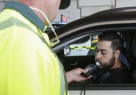 La DGT revela qué bebidas dan más positivo en un control de alcoholemia