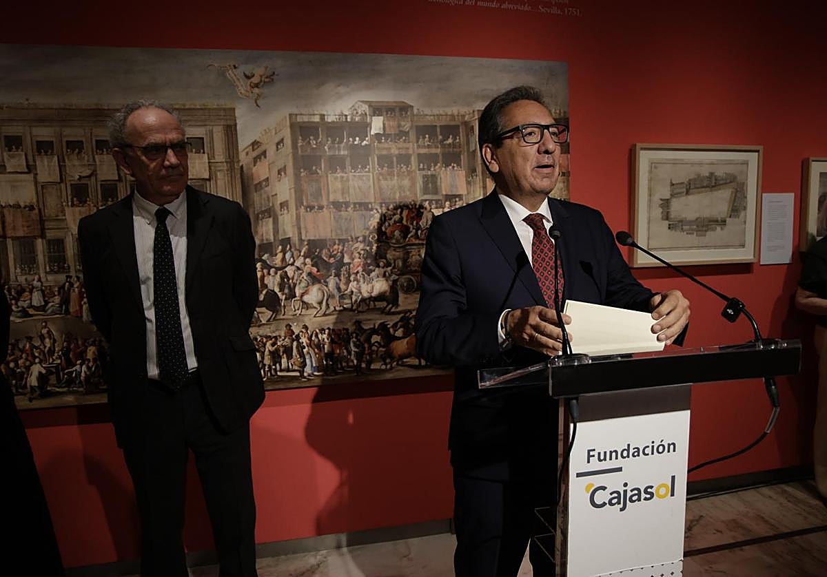 El presidente de la Fundación, Antonio Pulido, presenta la exposición junto a uno de sus comisarios, Fernando Olmedo
