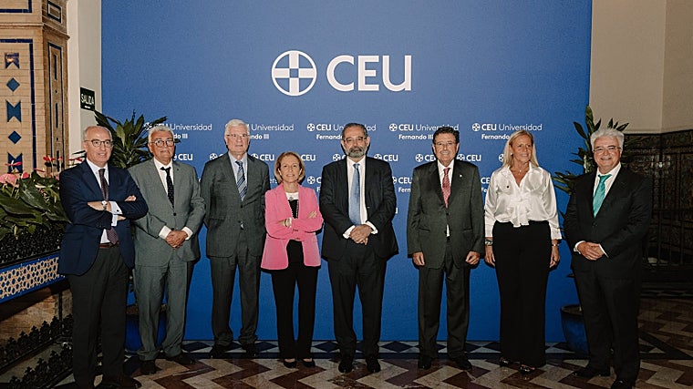 Javier Tello (Director General del CEU); Arcadi Gual (rector de la CEU Abat Oliba); José Masip (vicepresidente de la Asociación Católica de Propagandistas), Rosa Visiedo (rectora CEU USP), José Alberto Parejo (rector CEU UF3); Lola Romero (alcaldesa de Bormujos) y Juan Jurado (vicepresidente de la Fundación Universitaria Fernando III El Santo)