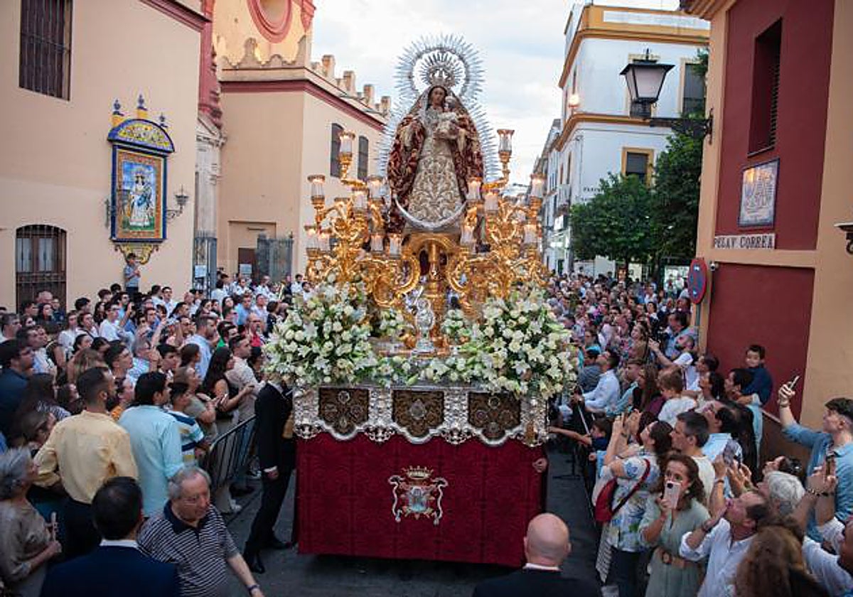 Madre de Dios del Rosario saliendo de la parroquia de Santa Ana