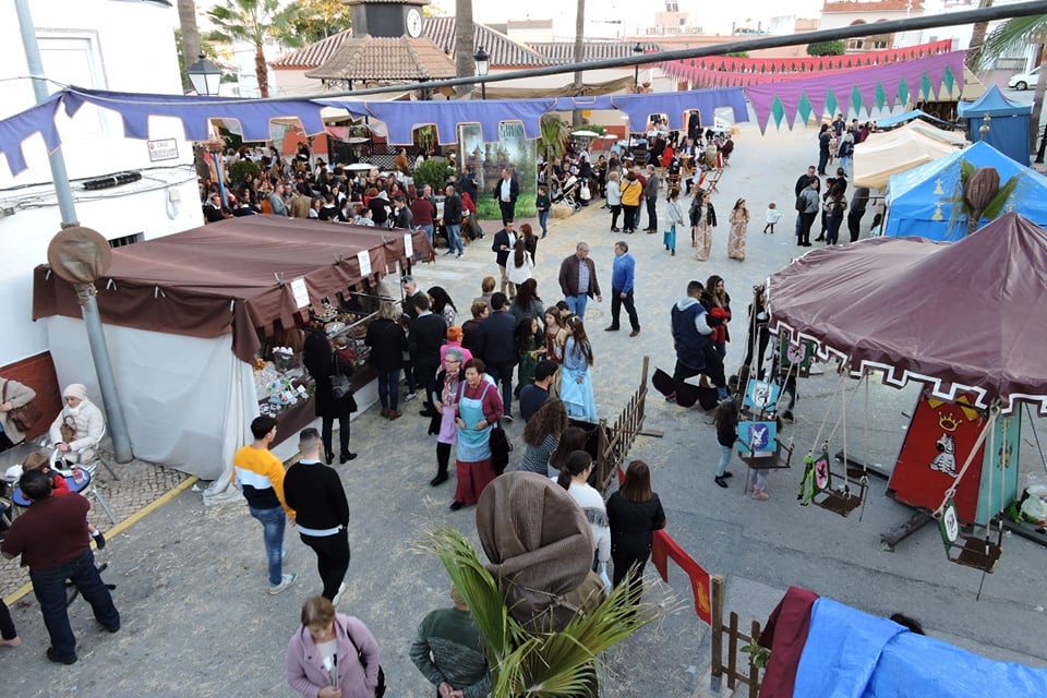 Este pueblo de Sevilla viaja en el tiempo con un mercado medieval: música, teatro, acrobacias y hasta un desfile con un dragón