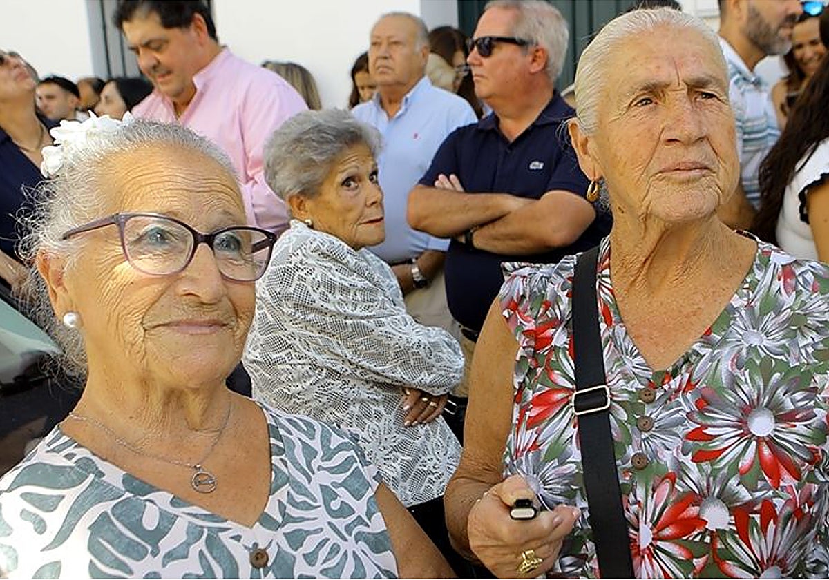 María del Carmen y Huchi, protagonistas accidentales de la foto más viral de la misión, esperan a que la Esperanza pase por el Tiro de Línea