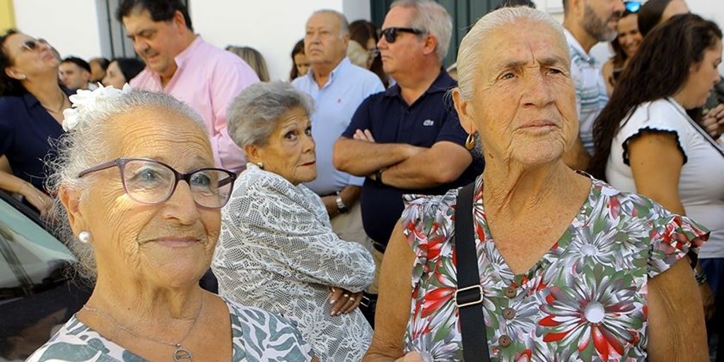 LAS DOS DEVOTAS DE LA ESPERANZA DE TRIANA EXPLICAN LA FOTO MÁS VIRAL DE LA MISIÓN: «ELLA ES LO MÁS GRANDE QUE HAY EN EL MUNDO»