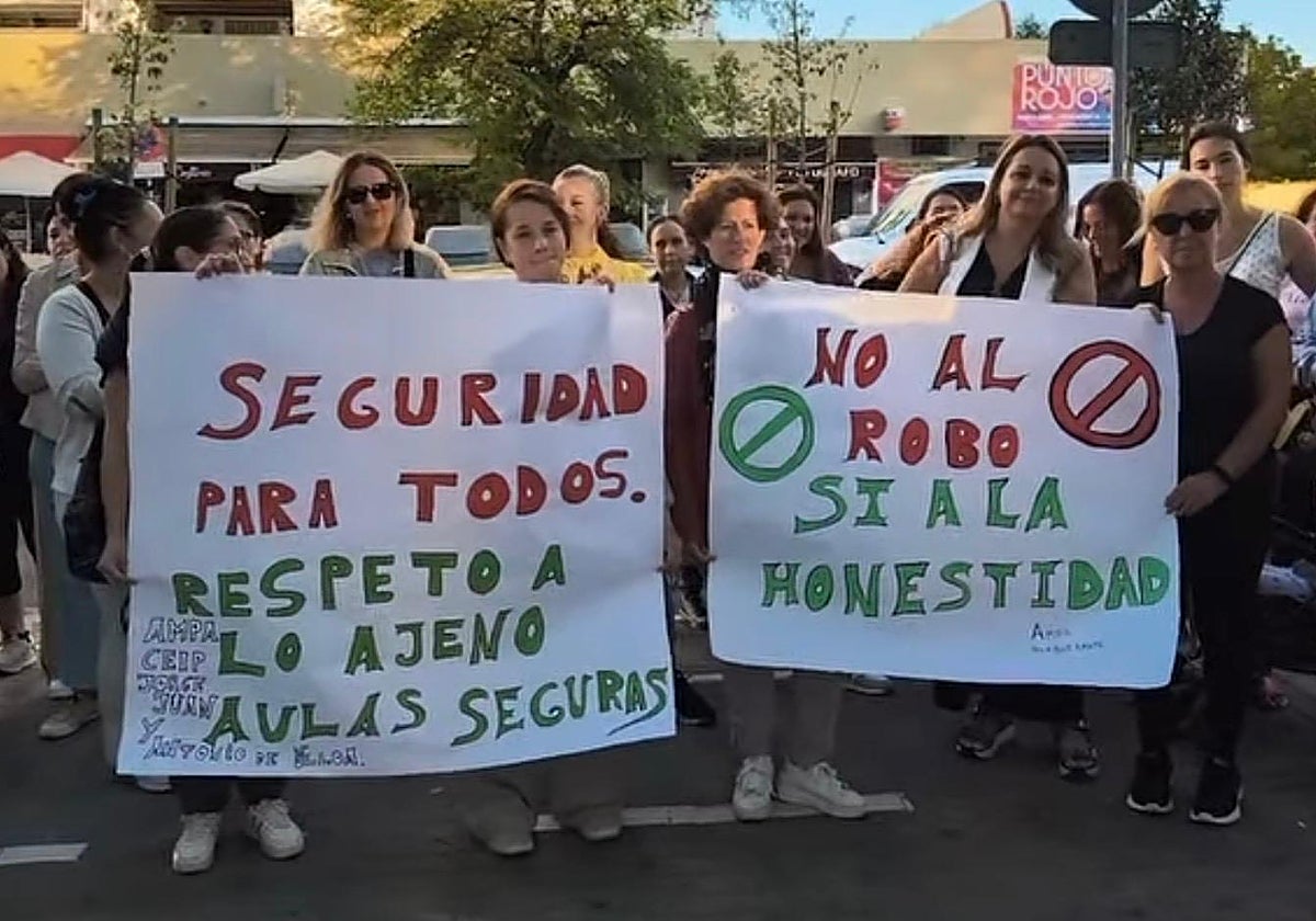 Las madres pertenecientes al AMPA CEIP Jorge Juan y Antonio de Ulloa se manifiestan el pasado martes a las puertas del centro