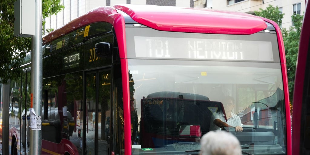 El tranvibús 'triunfa' en Sevilla Este y llega a los 35.000 viajeros en su primera semana