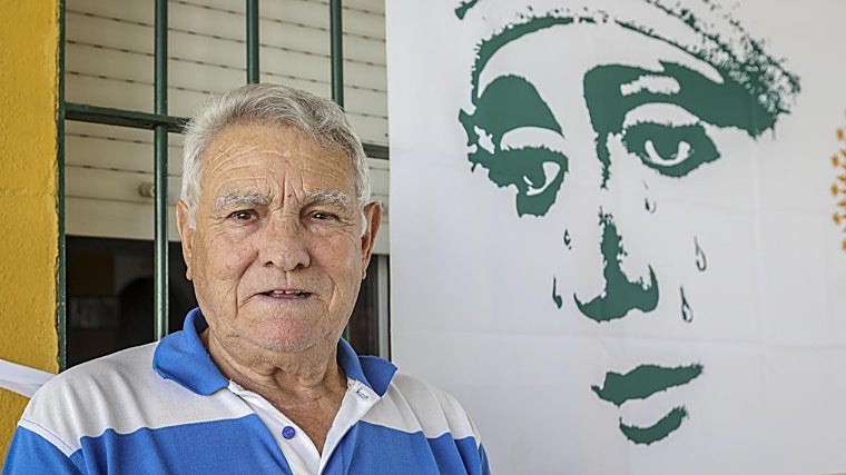 José García es muy devoto de la Esperanza de Triana