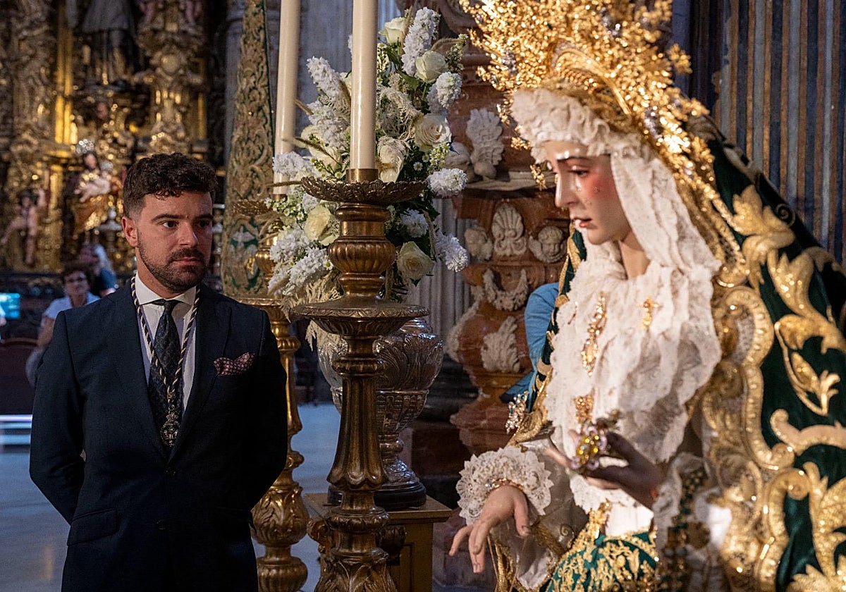 David Toro con la Virgen del Rocío