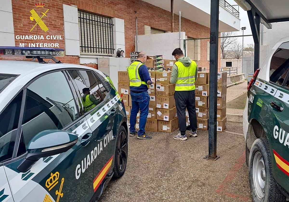 Los agentes durante una de las operaciones