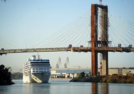 El Sirena, uno de los mayores cruceros que visitan Sevilla, atraca en el muelle de las Delicias