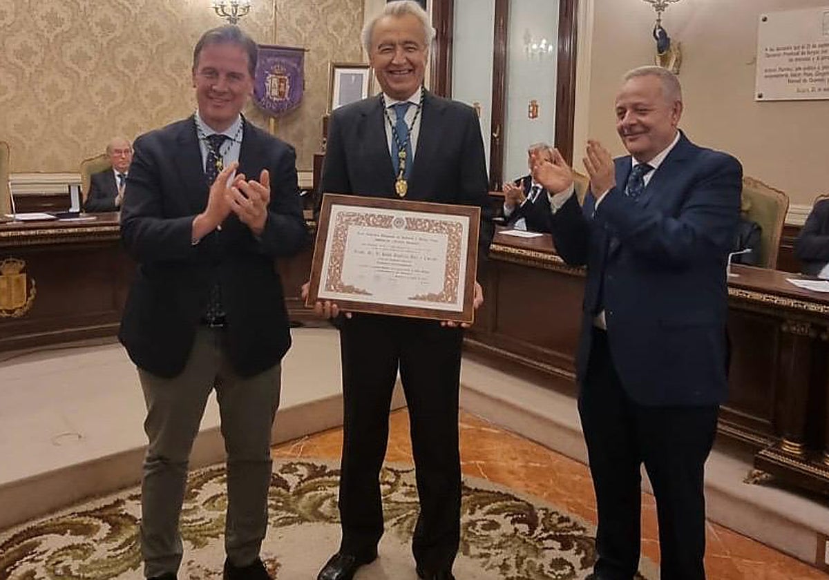 El presidente de la Diputación de Burgos, Borja Suárez Pedrosa; Pablo Gutiérrez-Alviz y René Jesús Payo, durante el acto celebrado este jueves