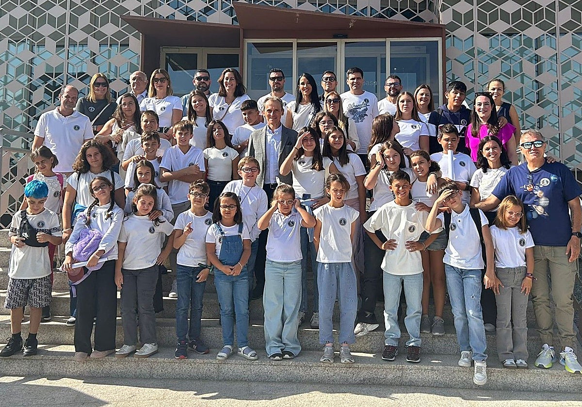 Los alumnos con Pedro Duque en la sede de Hispasat