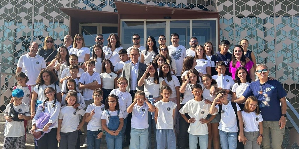 El colegio sevillano de la Constitución Lunar se inspira en Pedro Duque con un encuentro en la sede de Hispasat