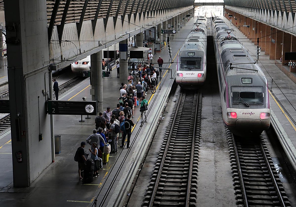 Personas esperando a un tren en un andén de Santa Justa en una imagen de archivo