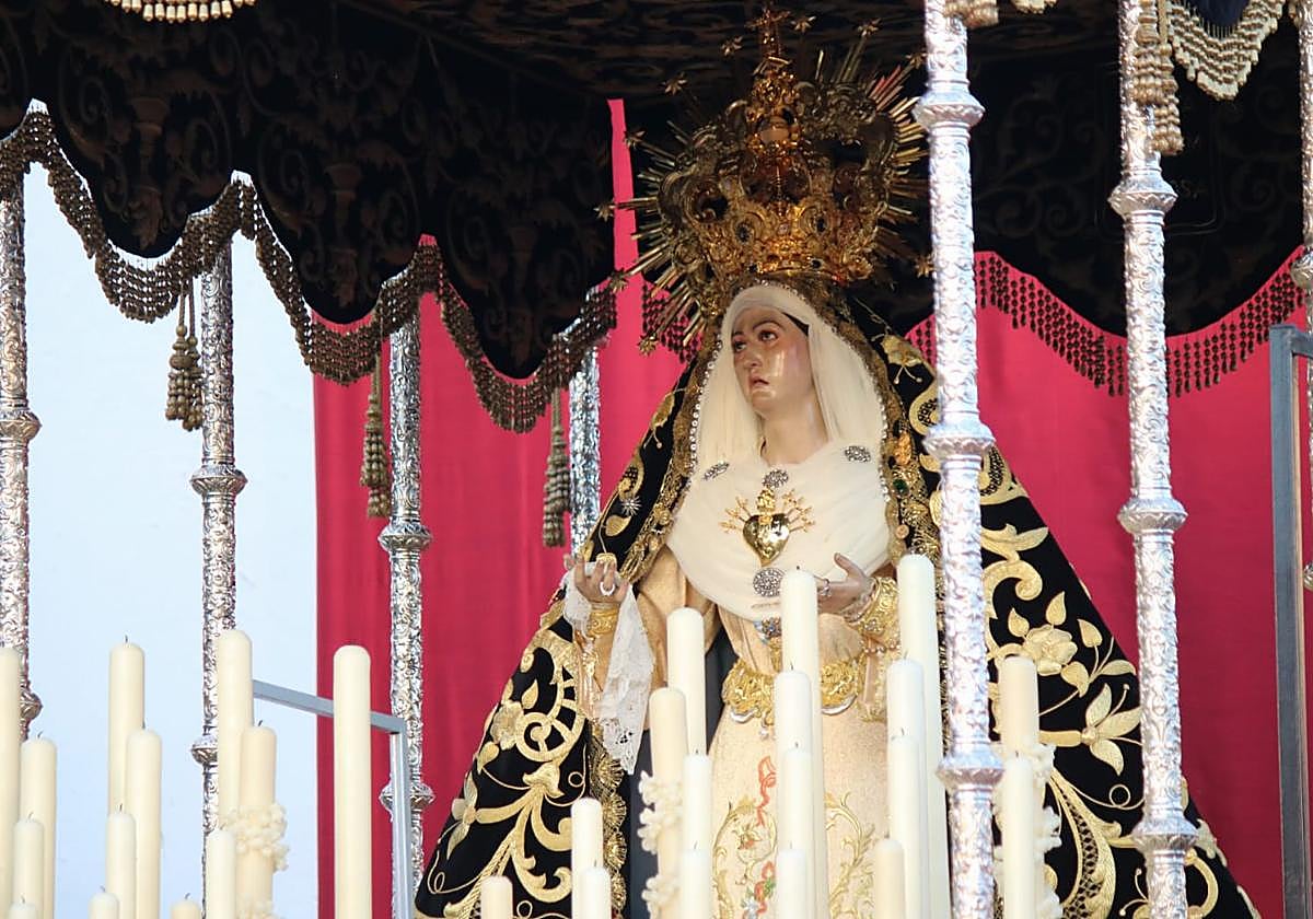 La Virgen de los Dolores Coronada en su altar efímero