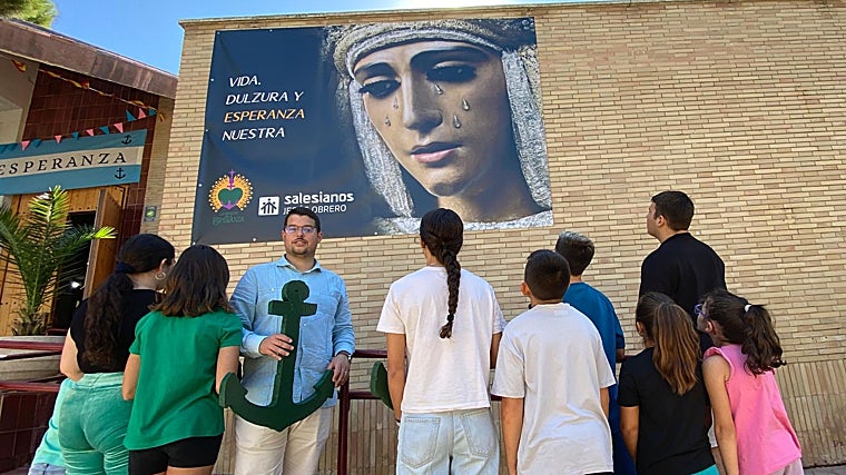 La juventud de Bendición y Esperanza en el exterior de la parroquia