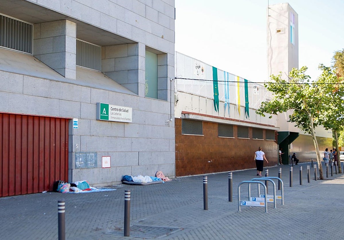 Dos personas duermen a escasos metros de la parroquia San Pío X del Polígono Sur