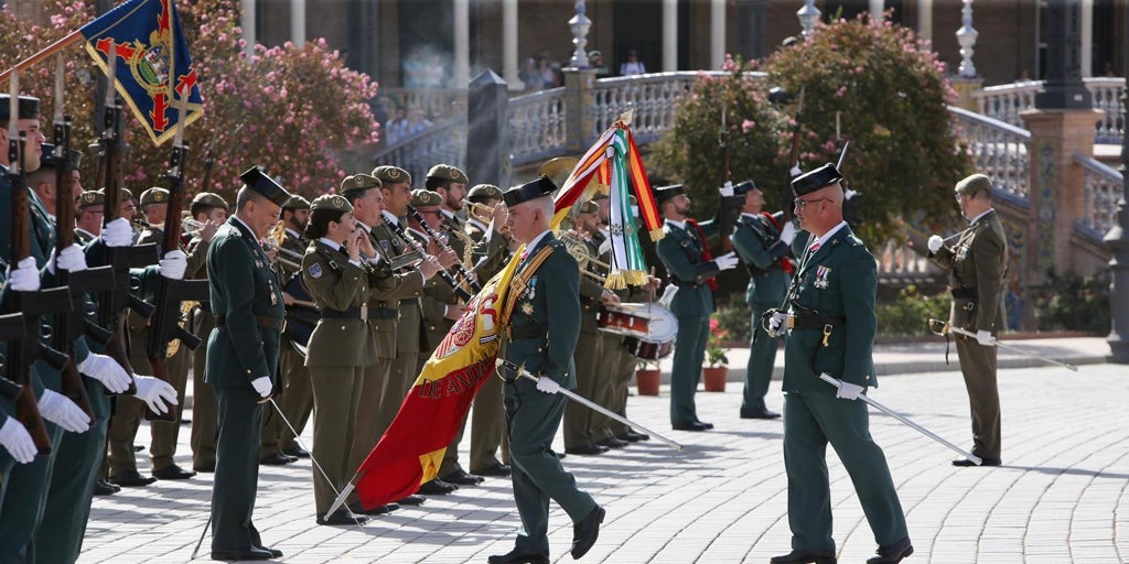 La Guardia Civil celebra «el orgullo de ser español» en el día del Pilar en la Plaza de España de Sevilla