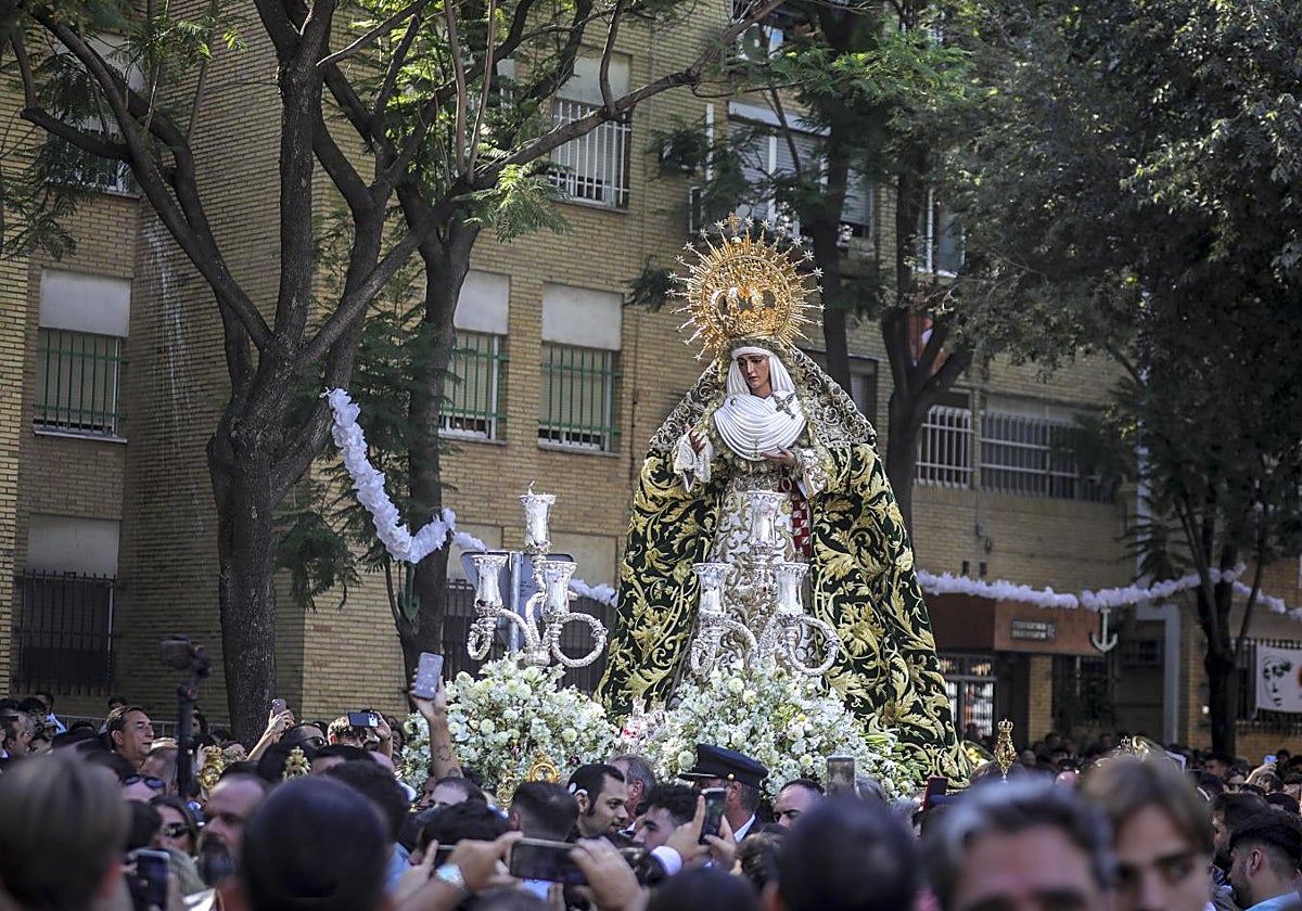 La Esperanza de Triana por las calles del Polígono Sur