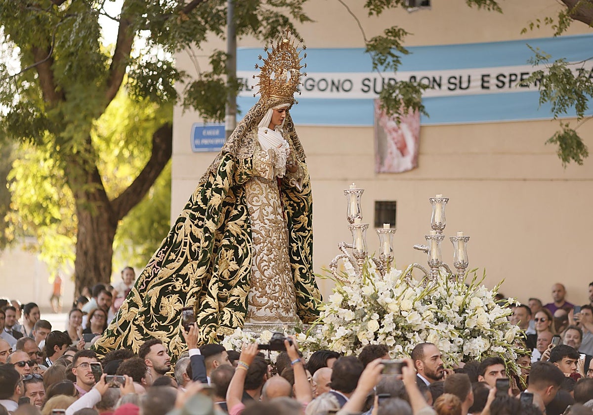 La Esperanza de Triana recorre las calles del Polígono Sur en su traslado a Jesús Obrero