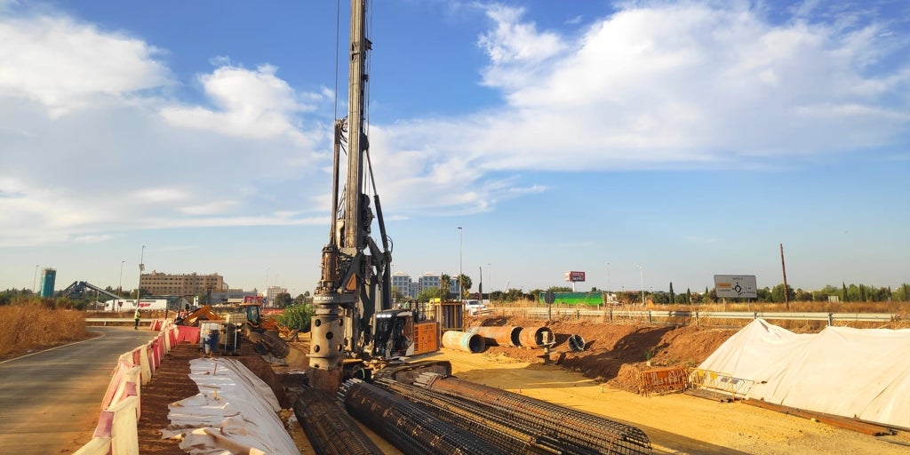 Las obras de la línea 3 del metro llegan a la SE-20 con la colocación de los pilotes del viaducto