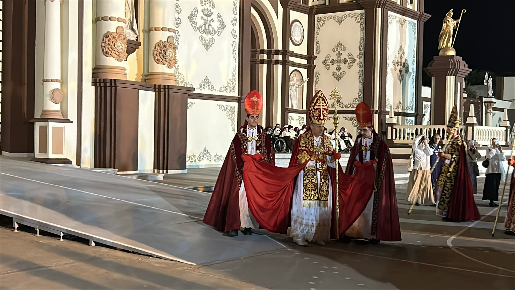 La extravagante jornada de ‘puertas abiertas’ en la secta del Palmar de Troya, en imágenes