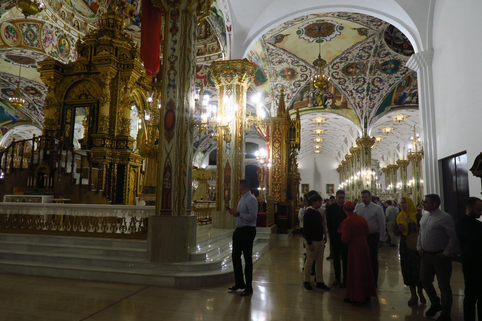 La extravagante jornada de ‘puertas abiertas’ en la secta del Palmar de Troya, en imágenes