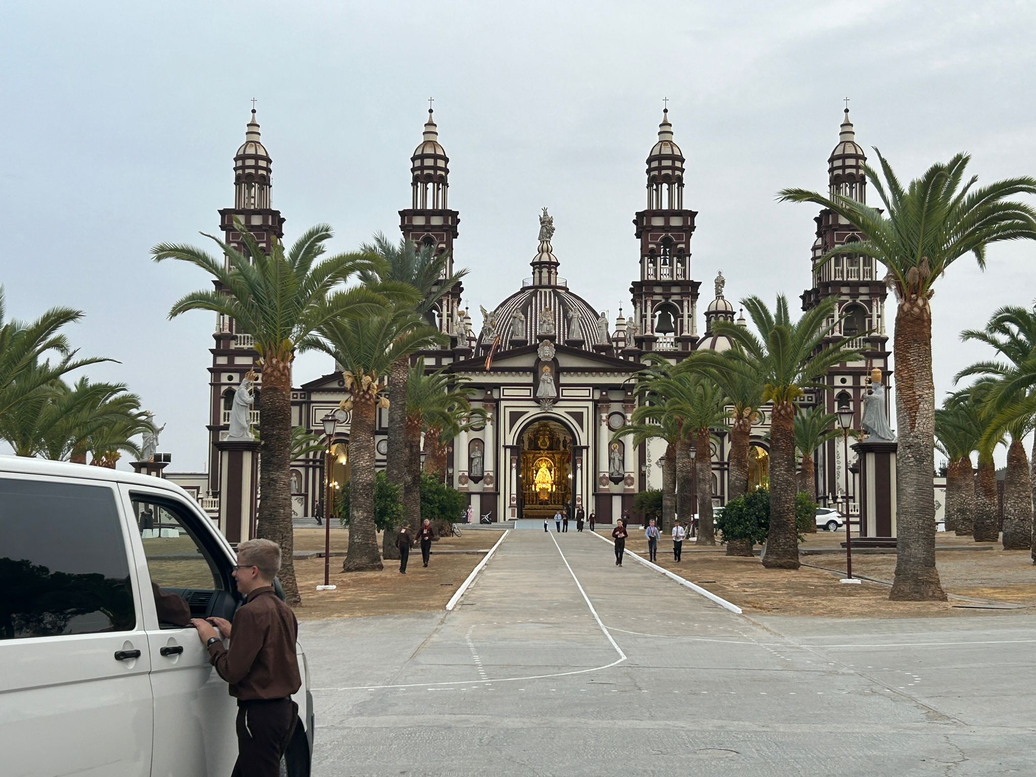 La extravagante jornada de ‘puertas abiertas’ en la secta del Palmar de Troya, en imágenes