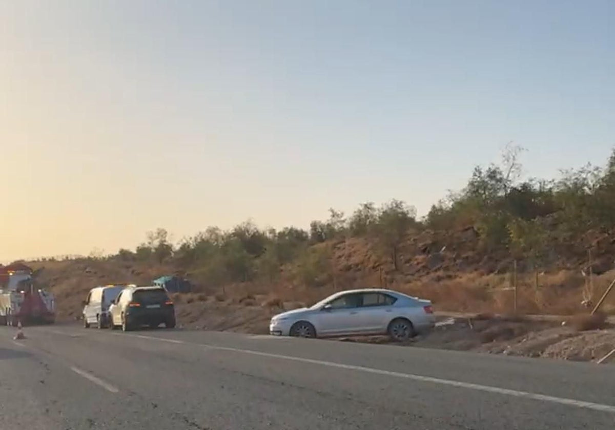 Varios vehículos en el arcén de la A-92 como consecuencia del vuelco de un camión