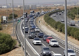 Un accidente en la AP-4 provoca hasta catorce kilómetros de atascos en la vuelta a Sevilla