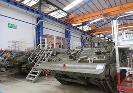 Vehículos militares listos para su entrega en la fábrica de Alcalá de Guadaíra