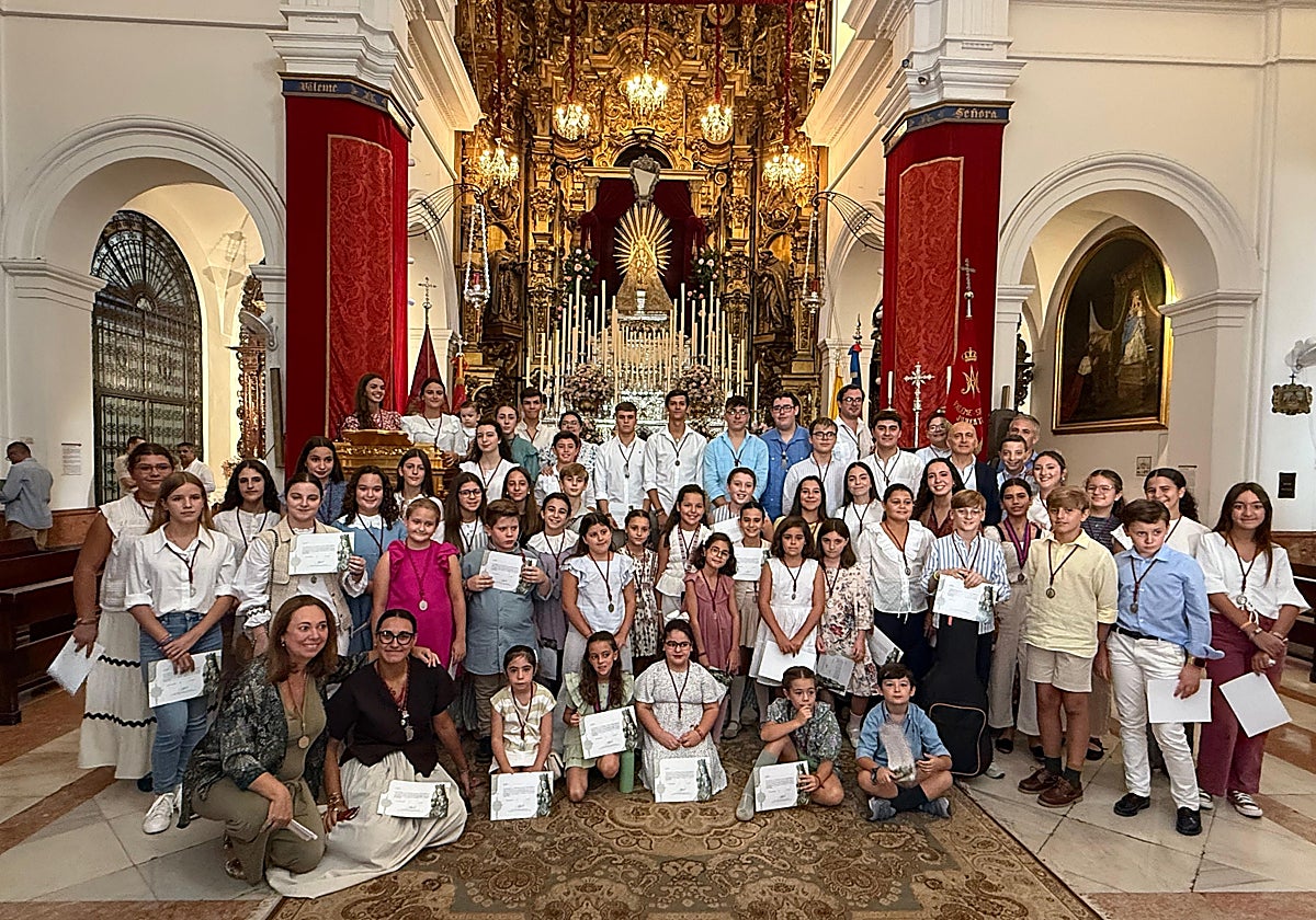 El coro infantil y juvenil de Valme, anfitriones del acto y autores de la nota musical del mismo