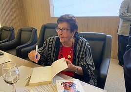 La presidenta de Andex presenta nuevo libro en Sevilla con un fin benéfico: «Espero dar luz a todos los que luchan contra el cáncer infantil»