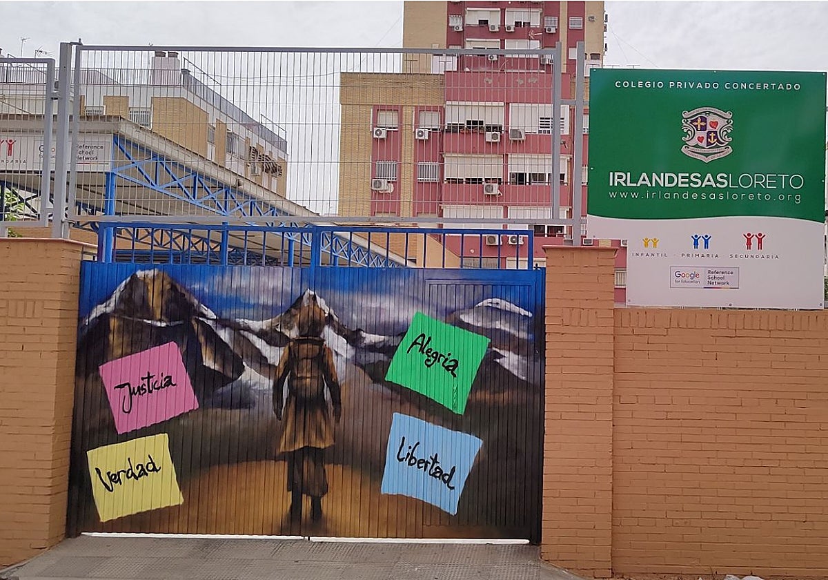 Una de las puertas de acceso del colegio Irlandesa Loreto de Sevilla