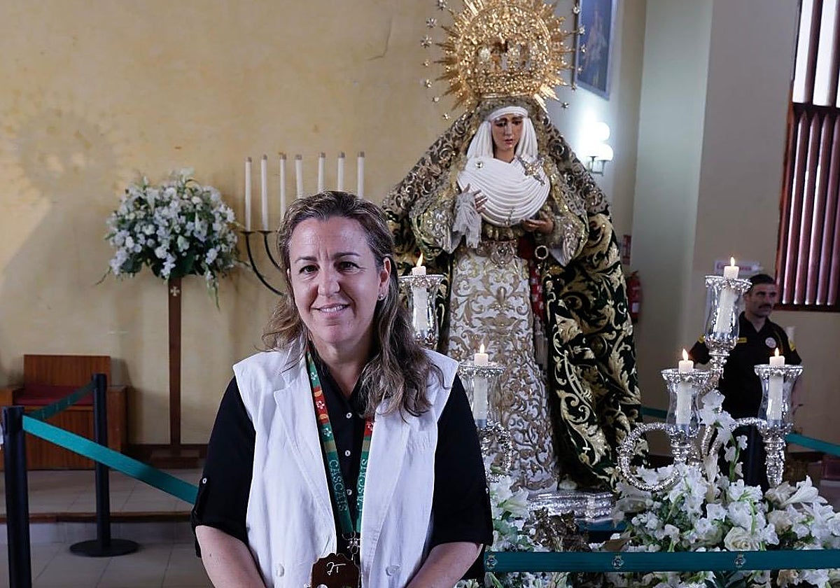 La profesora sevillana Blanca Aparicio, a las plantas de la Esperanza